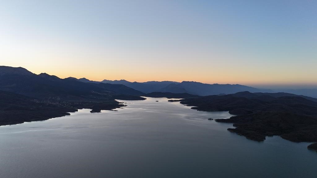 Η Λίμνη Πλαστήρα σε καλεί